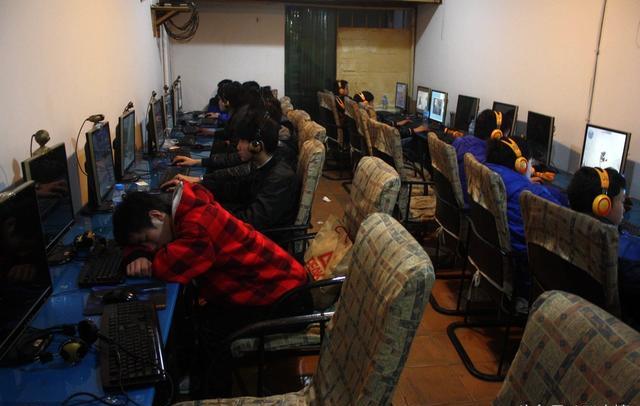 高三学生沉迷游戏,网吧倒地吐血还在说:快扶我起来!要赢了!