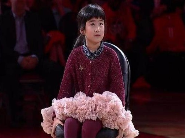 由于姚明和叶莉的身高都很高所以对于姚沁蕾的身高很多球迷都非常看好