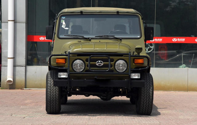 53年前北汽造出了国产第一辆越野车,因为外观酷似吉普威利斯,在当时也