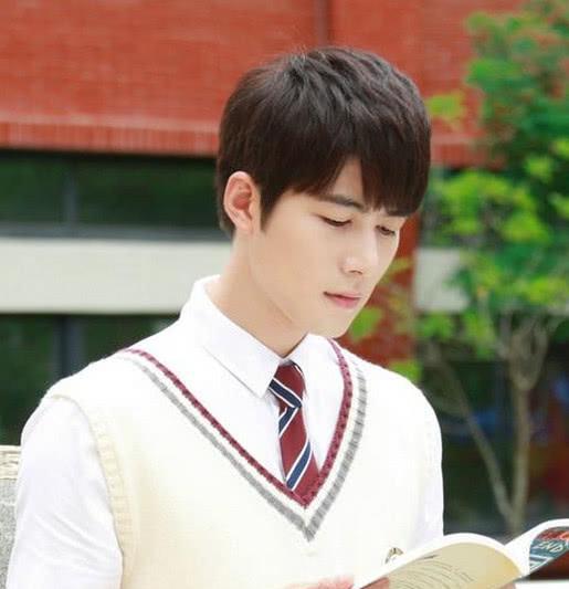 陈学冬扎着小辫子现身机场乖乖的好可爱