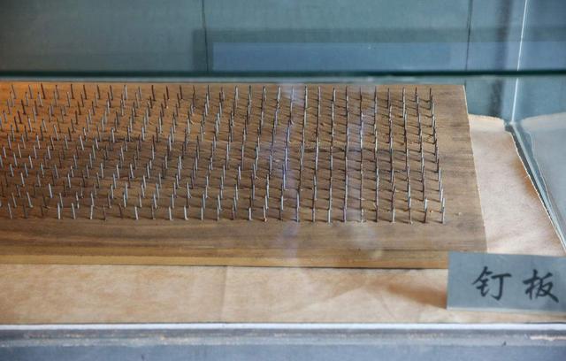 在封建时期,平民越级告官是要滚钉板的骑木驴.