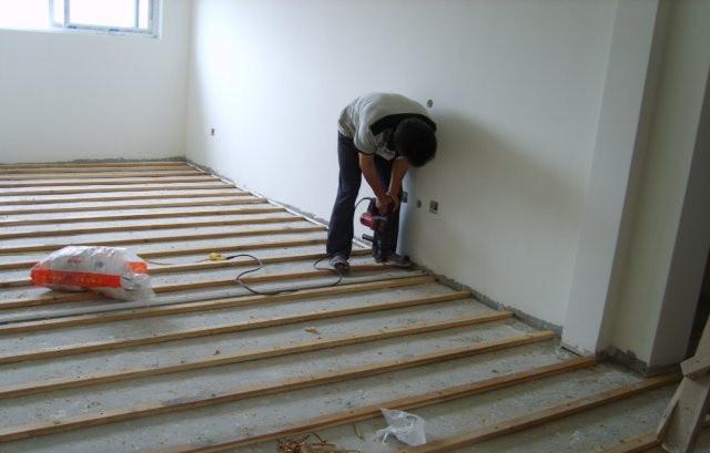 还是先人聪明铺地板打木龙骨不用胶不用钉还超牢固环保零甲醛