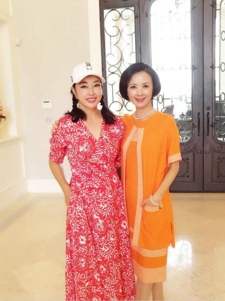 网友:不知道打了多少针 刘晓庆与陈烨周洁合影,表情僵硬耳垂变形