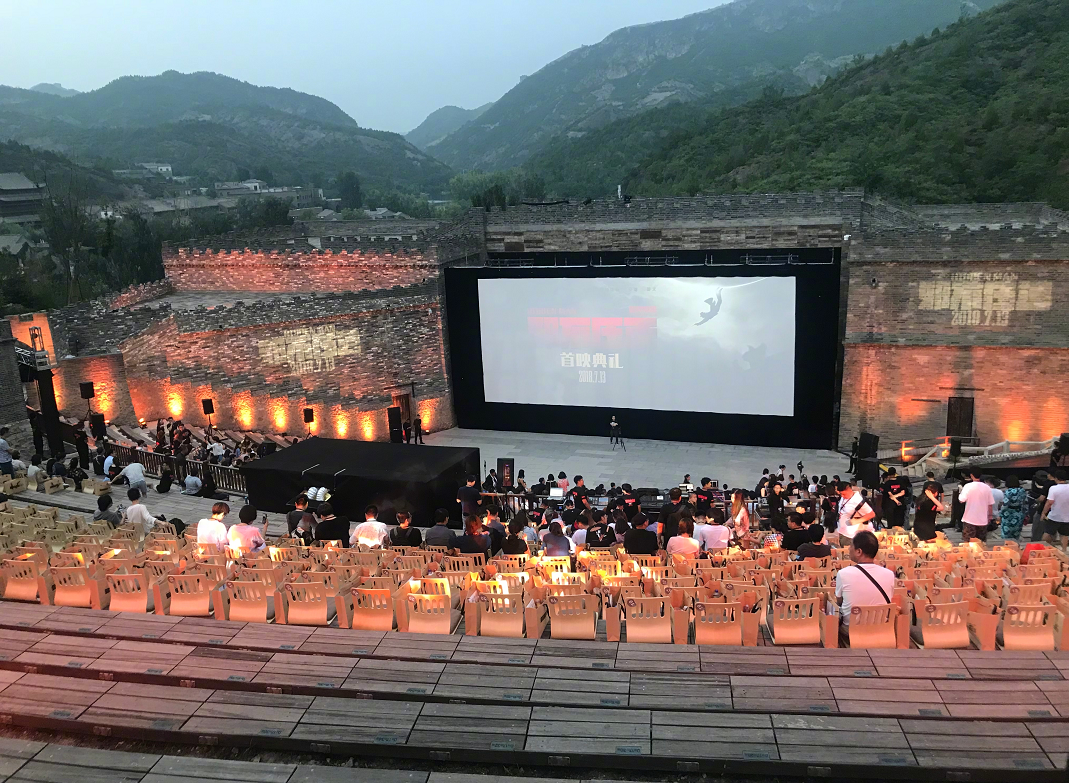 邪不压正在古北水镇首映长城边上露天看电影太独特的体验了