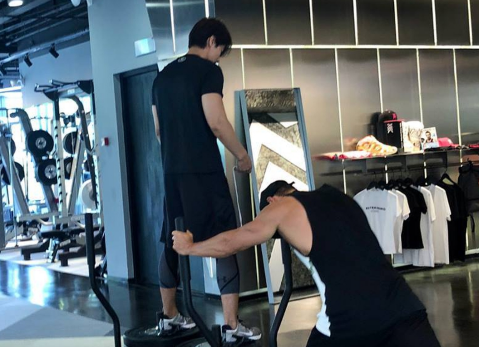 言承旭近期健身照曝光,身材健硕肌肉感爆棚