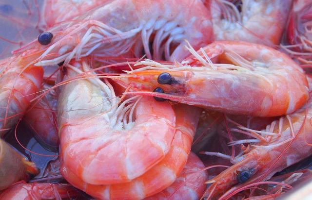 菜市场遇到这种虾绝对不要买,买了就直接扔掉,千万不能吃