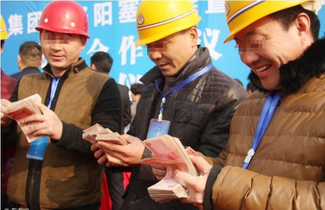 包工头:我们哪敢不发工资给农民工?现在他们才是老大!