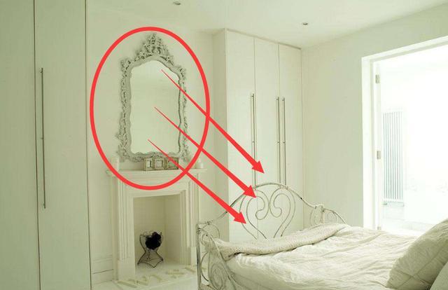但是一定不能把镜子对着床摆放,因为镜子的反射作用是有两面性的,很
