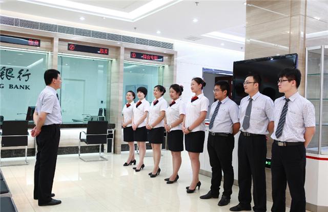 在银行工作怎么样?在职职员说一话,我瞬间愣住了!