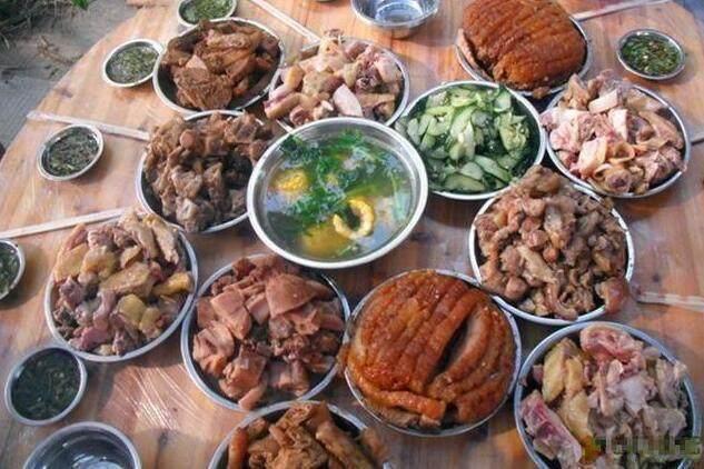 农村参加婚宴,一桌大鱼大肉,刚准备吃,却看到妇女拿塑料袋装菜