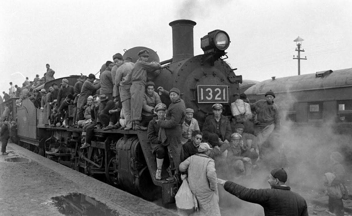 抗战时期真实老照片,火车上挤满人,图2车顶上也都是人