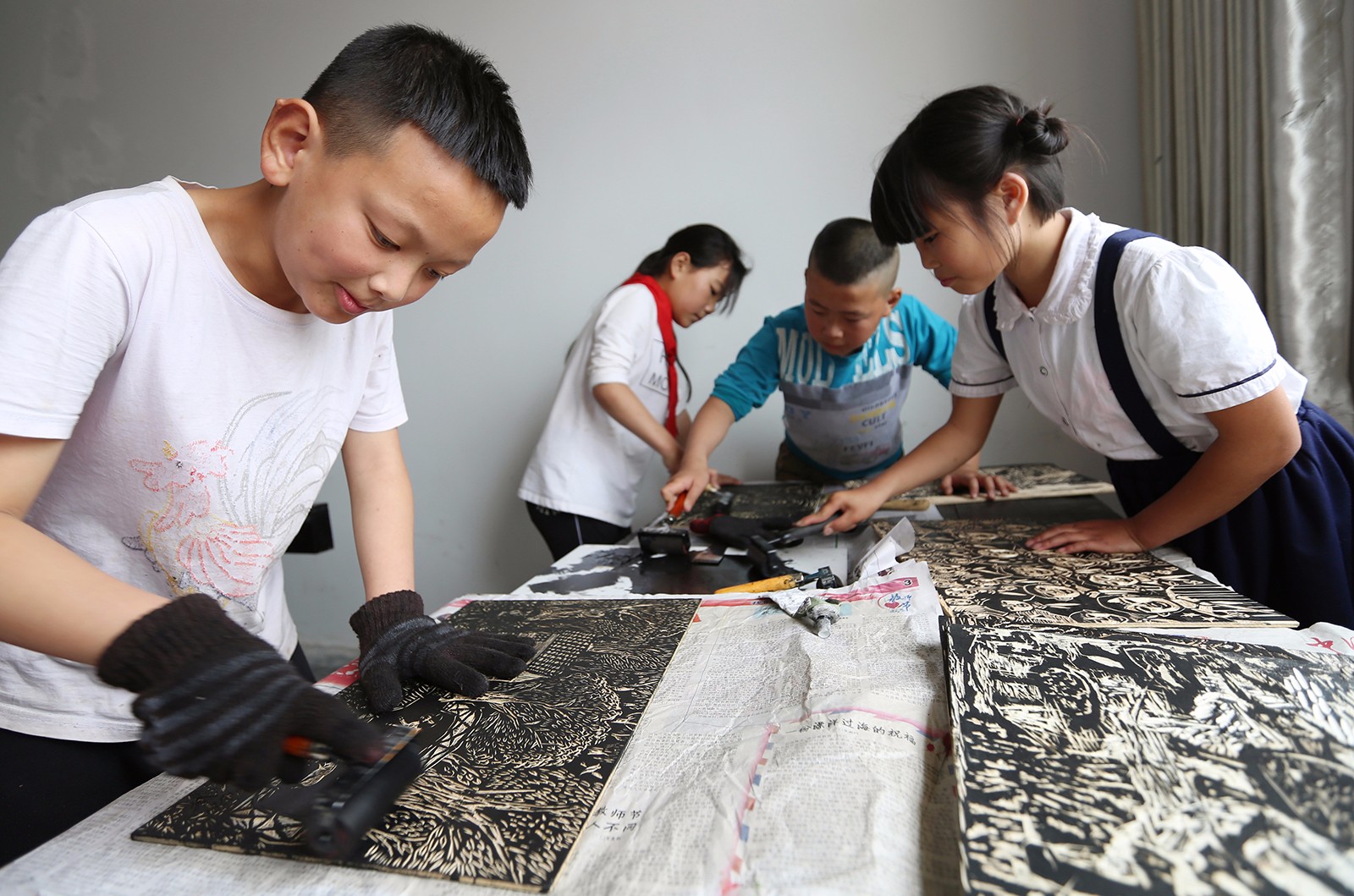 山村留守儿童雕刻版画，山间农舍和给妈妈洗脚做素材