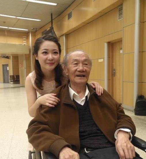 《暖春》爷孙再聚首,小花齐如意亭亭玉立,92岁爷爷坐轮椅