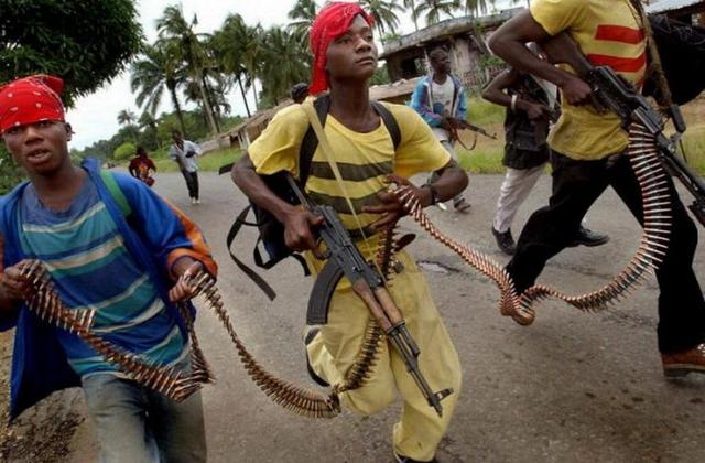 同样是使用ak47,为何非洲人的姿势却如此销魂?