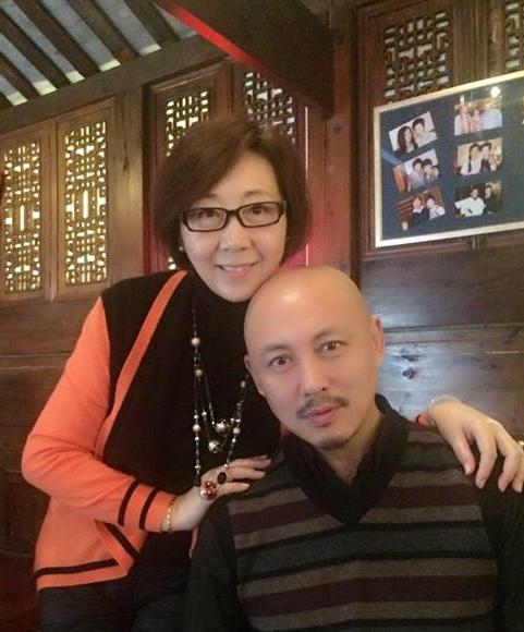 80年代红极一时,姐弟恋恩爱30年,如今58岁撞脸吴秀波