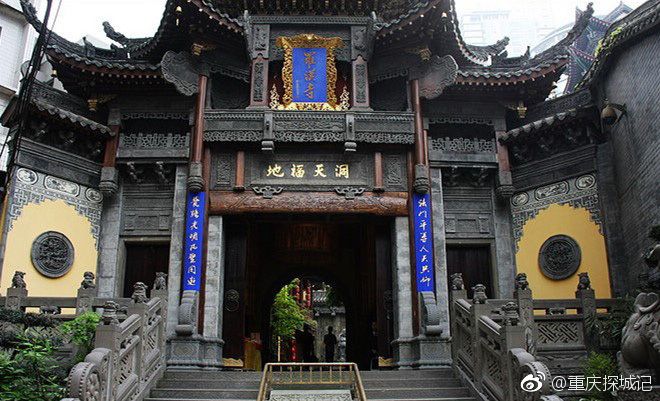 重庆解放碑不远的民族路上,有座寺庙叫罗汉寺,电影《疯狂的石头》就是