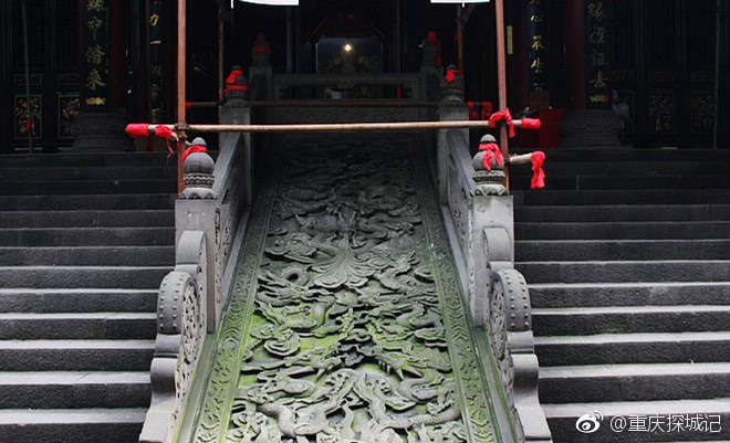 重庆解放碑不远的民族路上,有座寺庙叫罗汉寺,电影《疯狂的石头》就是