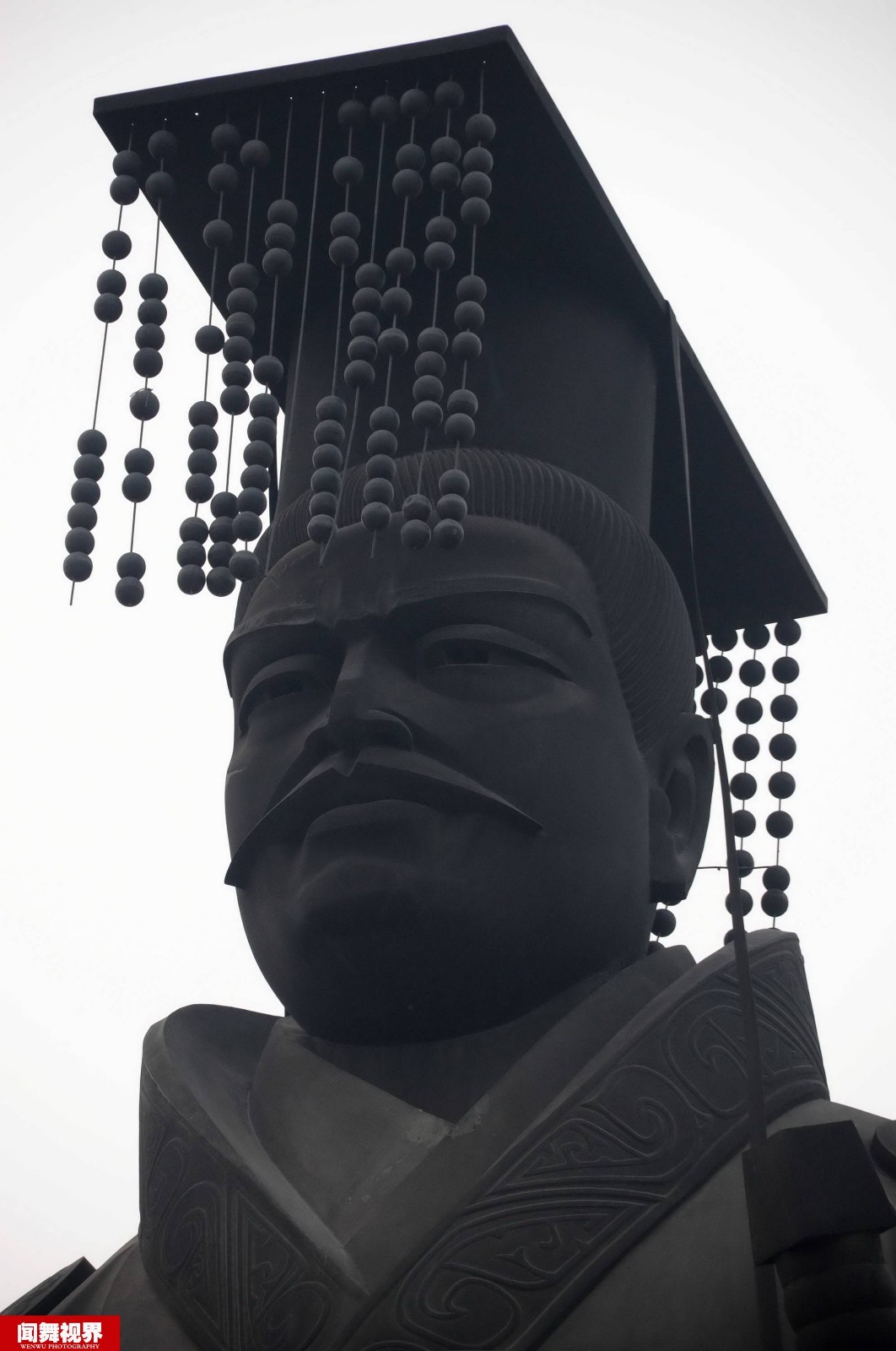 一场8级阵风19米高秦始皇铜像被吹倒龙颜大失