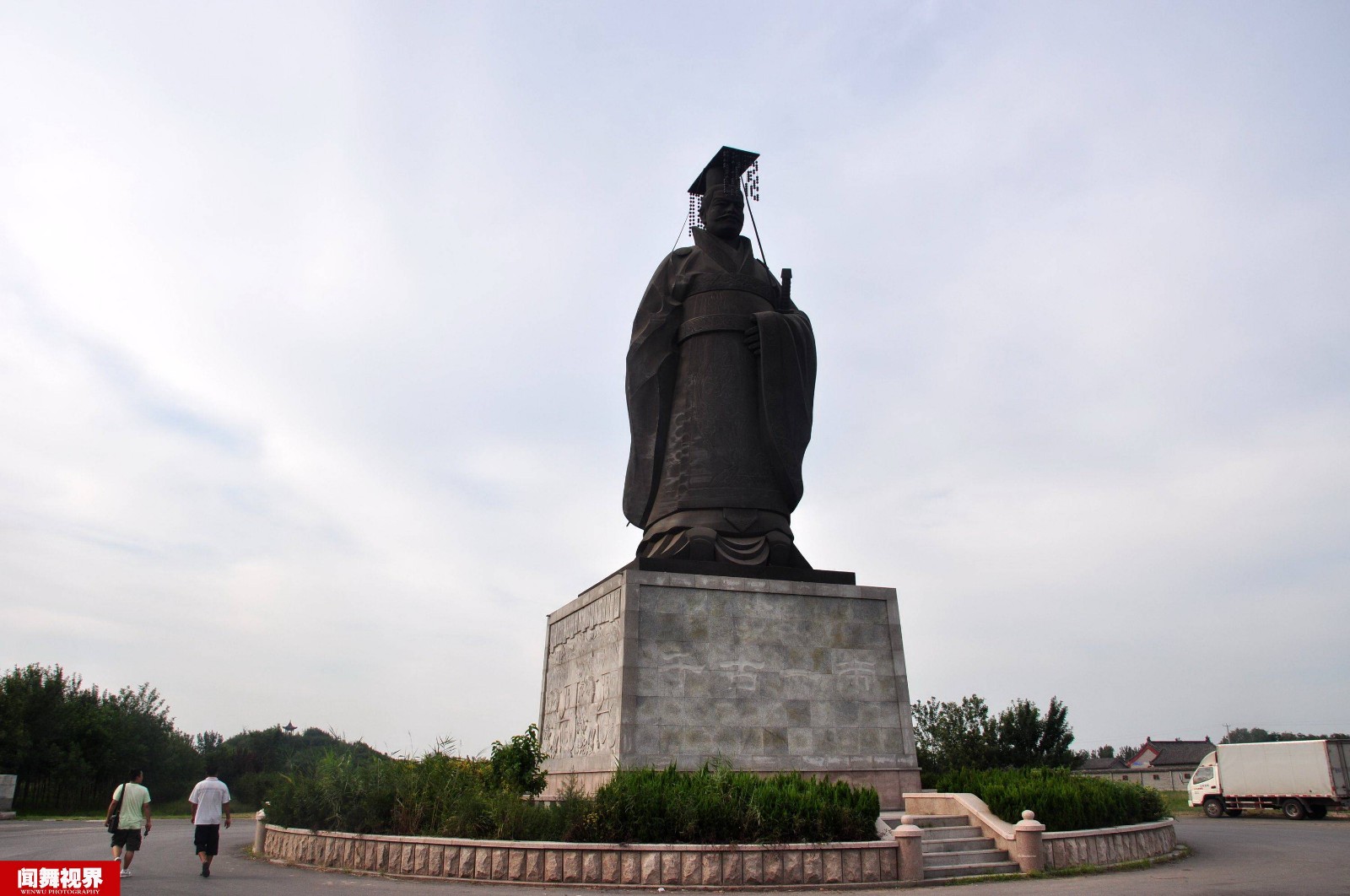 一场8级阵风,19米高秦始皇铜像被吹倒龙颜大失|秦皇台|秦始皇|铜像