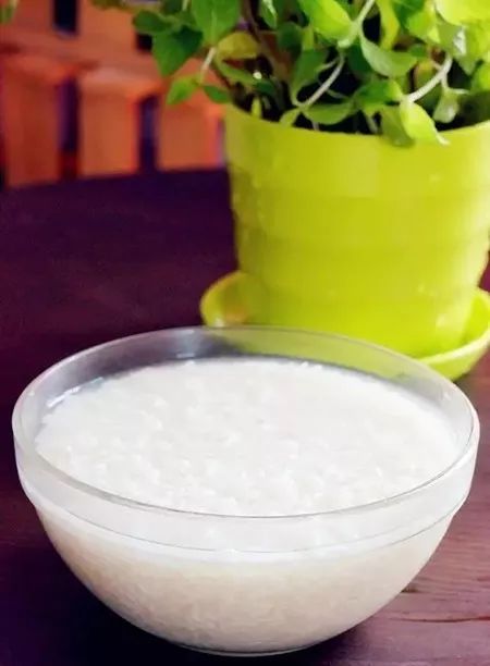 2,用泡好的大米煲饭.水放少点,因为米泡过