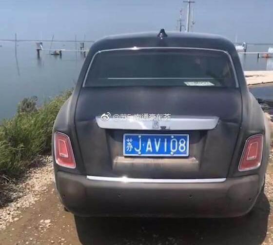 盐城也惊现千万神车劳斯莱斯全新幻影田埂上的千万豪车