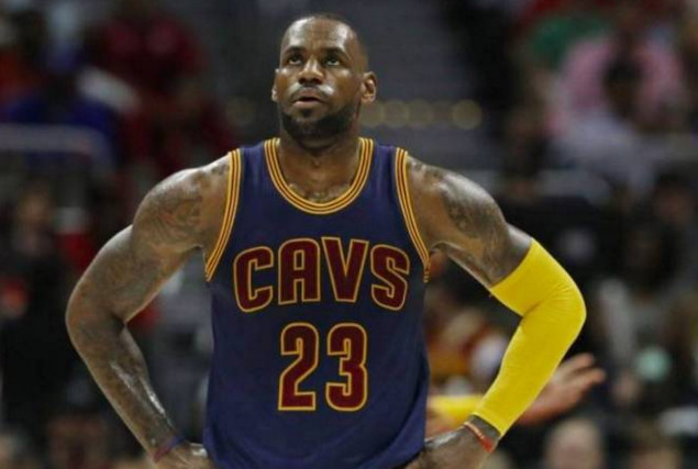 JR犯下致命错误, 詹姆斯轻松地戴起墨镜, 库里