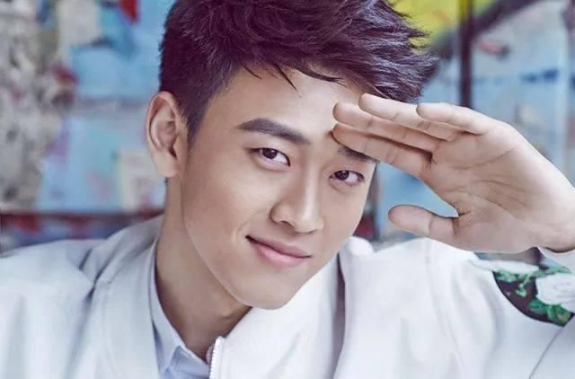 他是归去来成然和芳华陈灿,获冯小刚盛赞,一口大白牙阳光帅气!