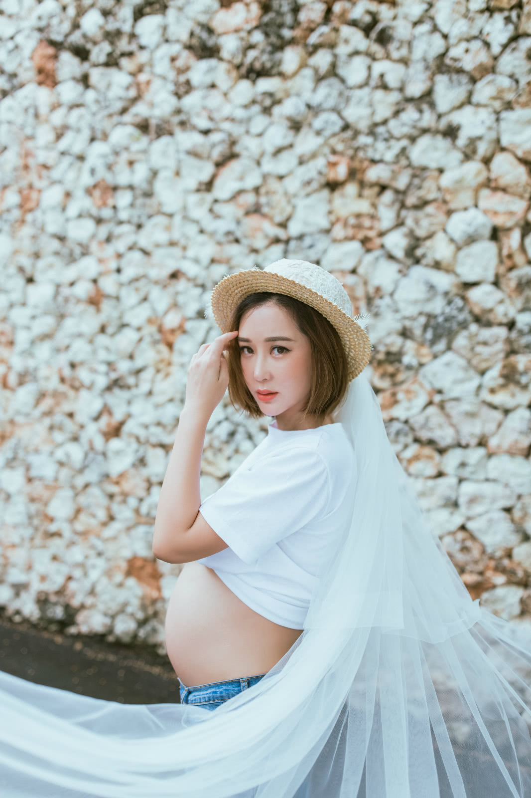 杜若溪巴厘岛拍孕照,严屹宽在爱妻孕肚上画爱心,杜若溪手势比心