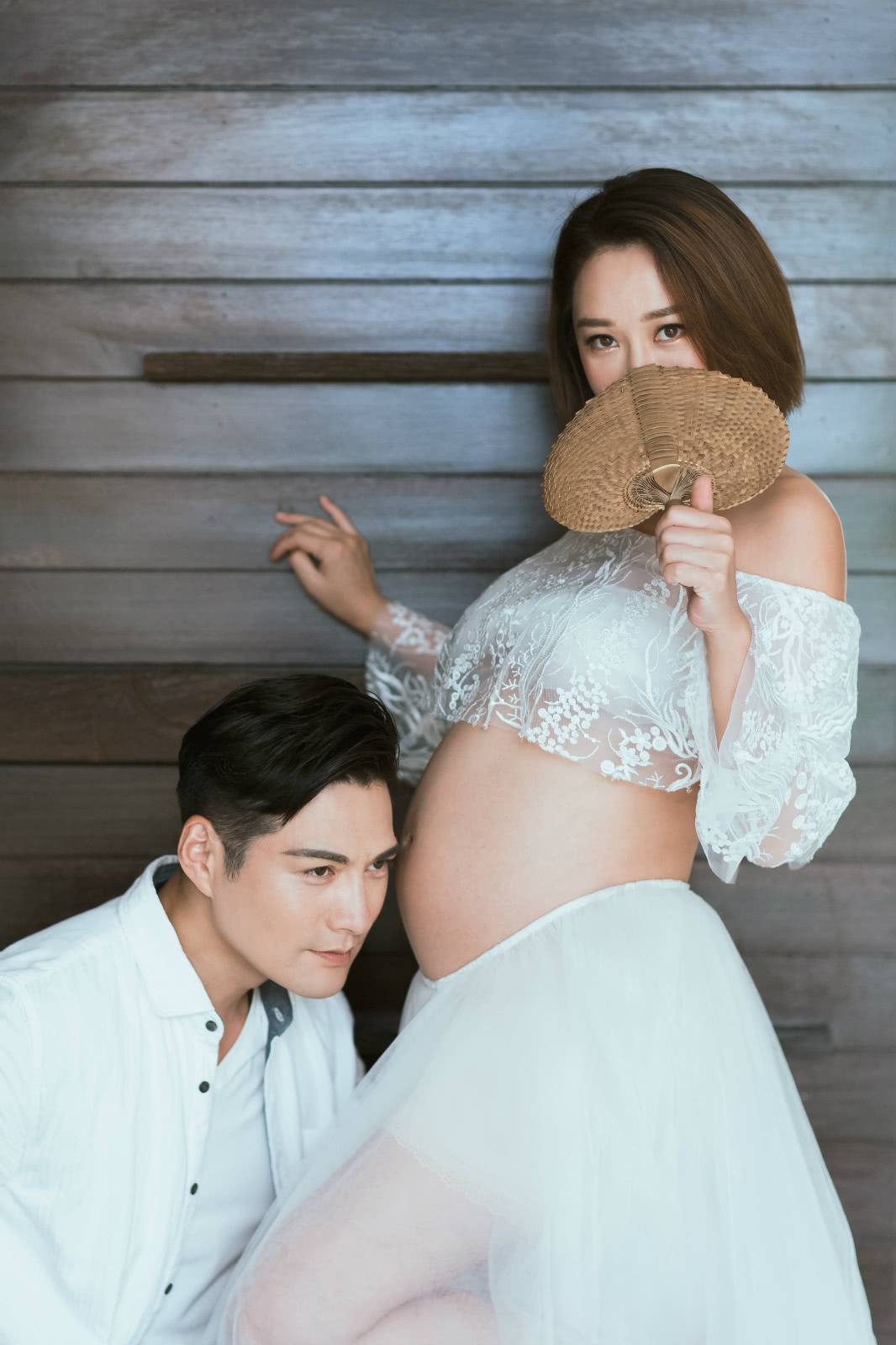 杜若溪巴厘岛拍孕照,严屹宽在爱妻孕肚上画爱心,杜若溪手势比心