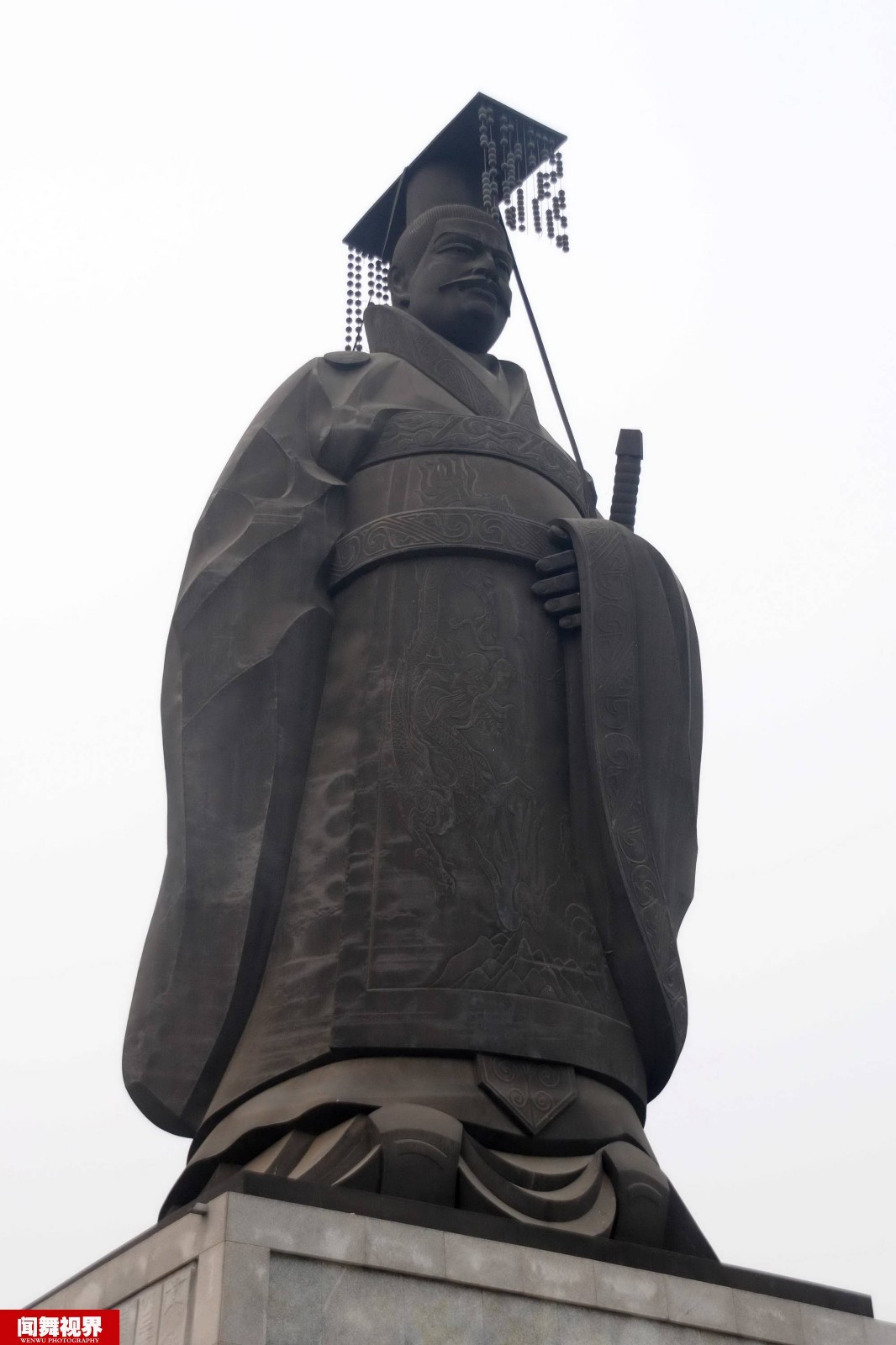 一场8级阵风,19米高秦始皇铜像被吹倒龙颜大失|秦皇台|秦始皇|铜像_新浪新闻