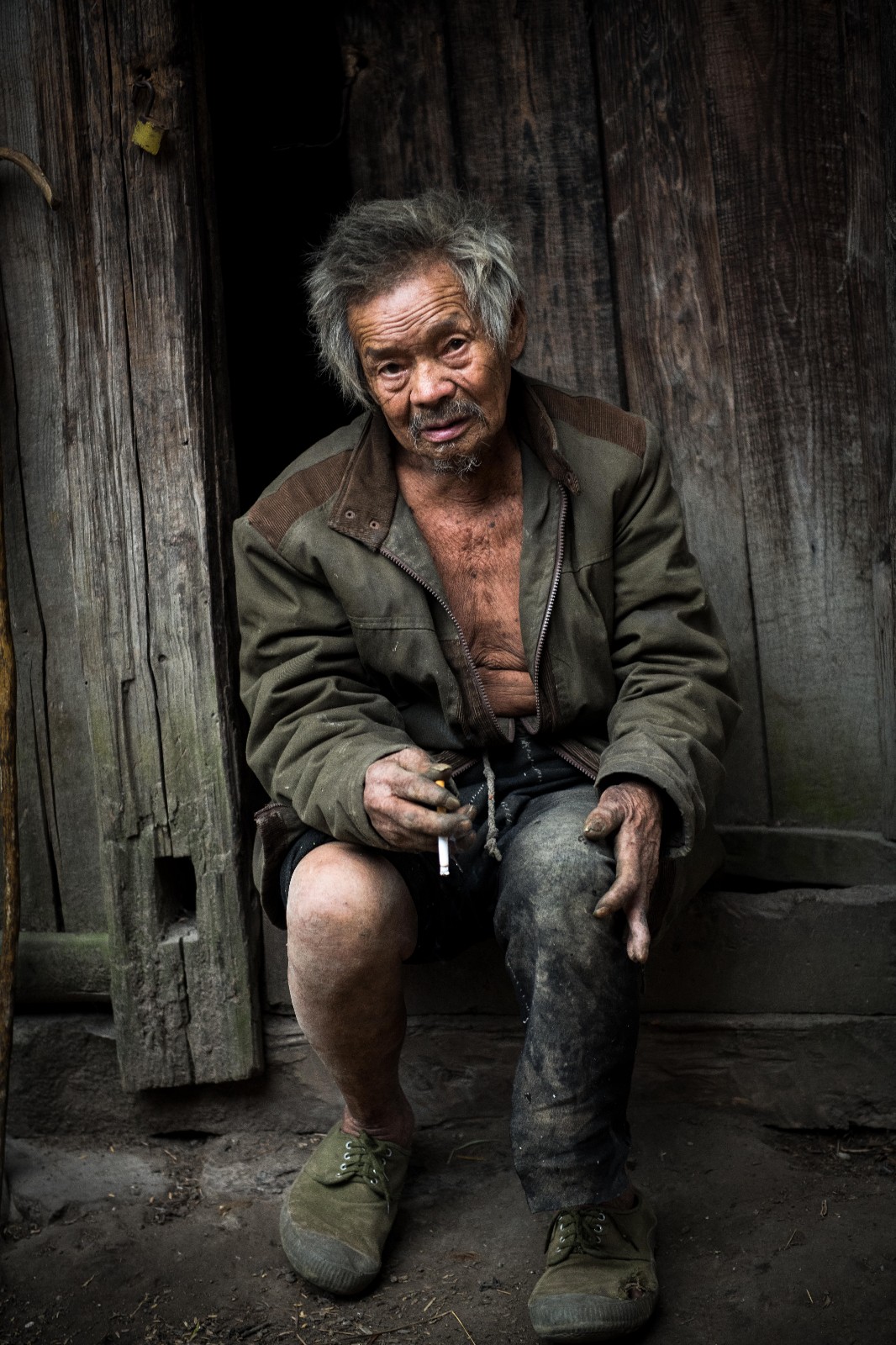 这里的人几乎不洗漱更别说洗澡 极度的贫穷保持着原始的环境