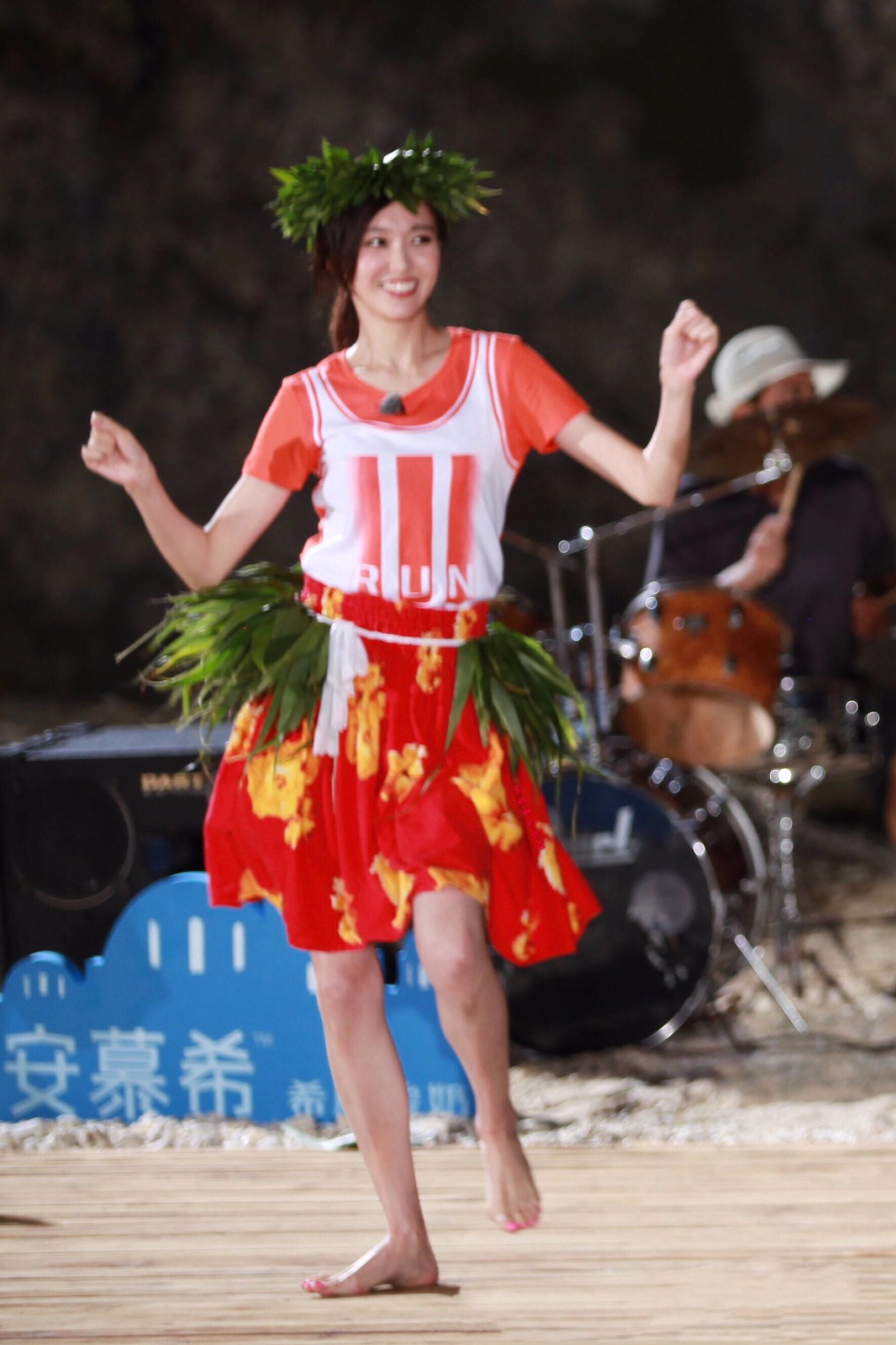 唐嫣光脚跳舞高兴到合不拢嘴