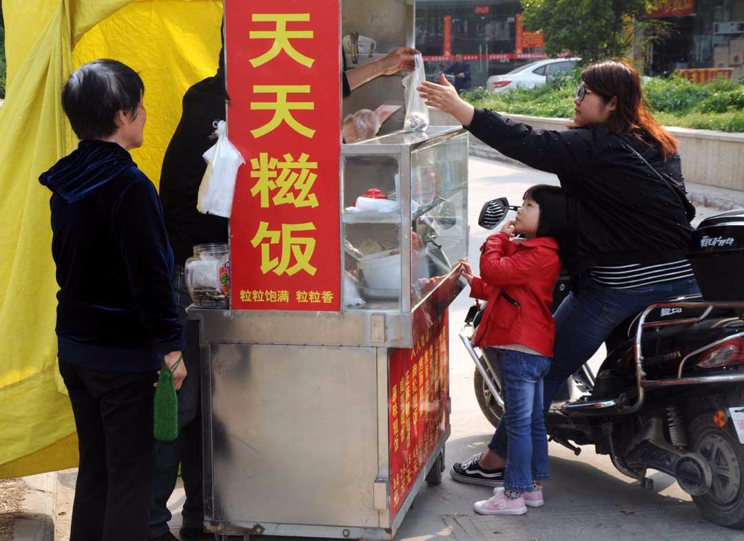 糍饭的加工过程:将糯米,粳米(两米比例为3:1)掺和淘净,倒入容器中,用