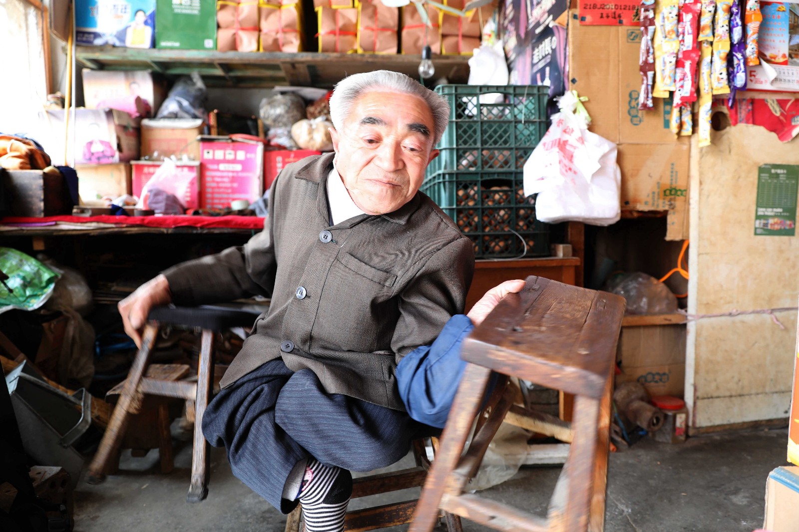 山东老人双腿残疾用手撑板凳行走60年,乐于助人被赞为"活雷锋"