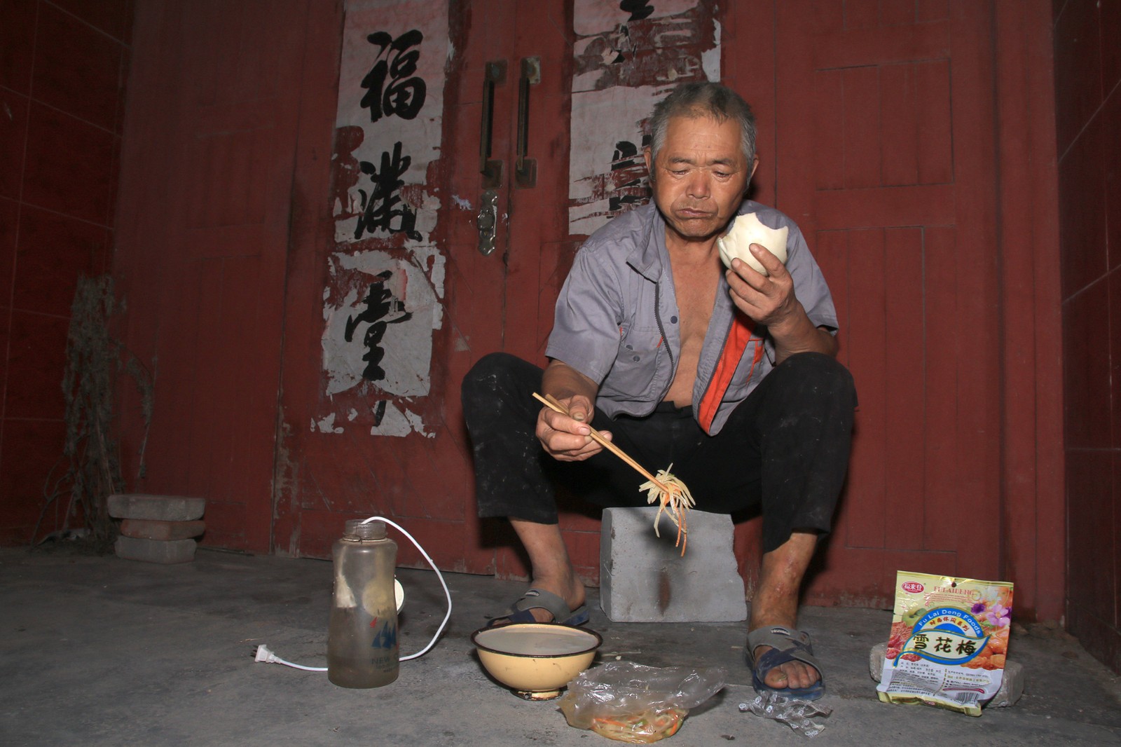 如果你觉得生活很苦很累,请看看他们