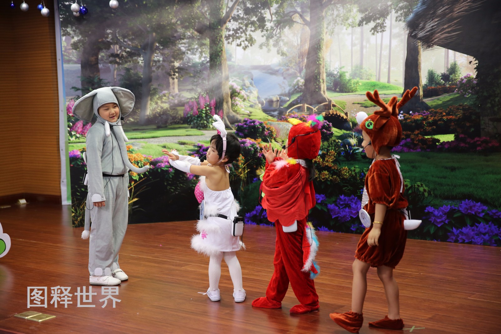 幼儿英语比赛像卡通游戏表演 萌娃台上表演 辣妈台下示范