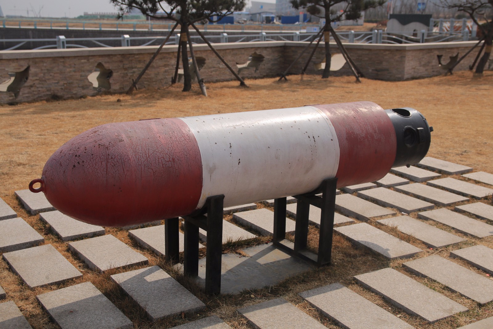 图中是破坏半径为20米的沉-x型水雷.用于攻击水面的船舰与潜艇.