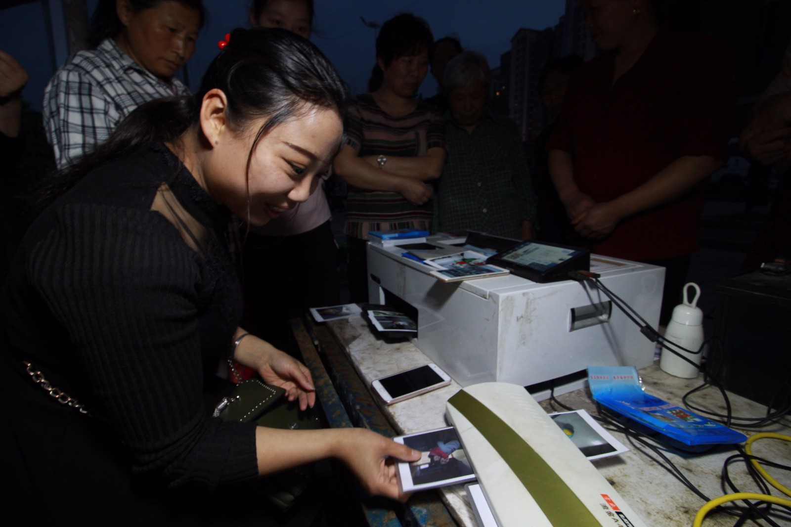 90后残疾妈妈1天2次摆摊 为他人洗照片留美好回忆