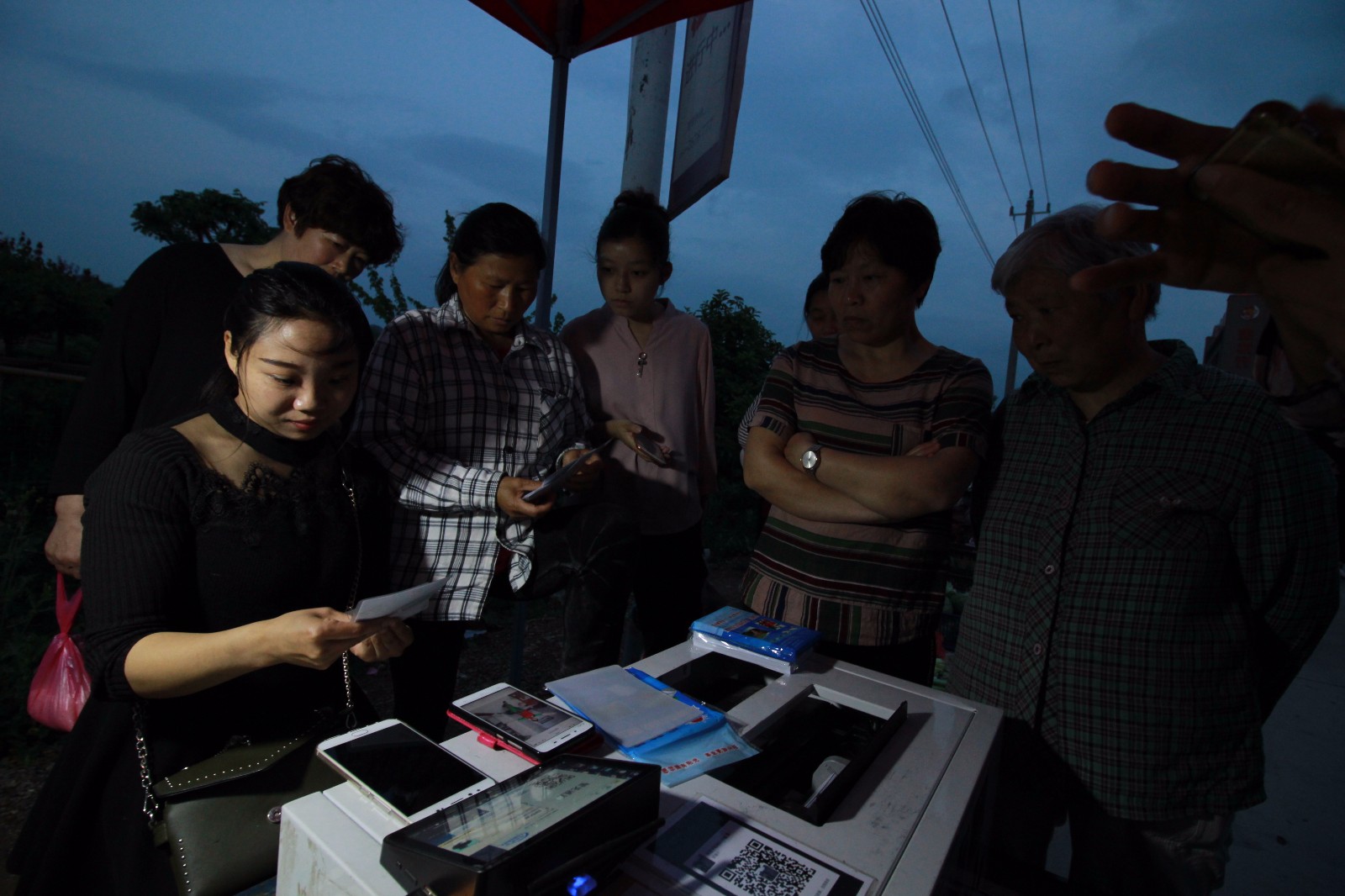 90后残疾妈妈1天2次摆摊 为他人洗照片留美好回忆