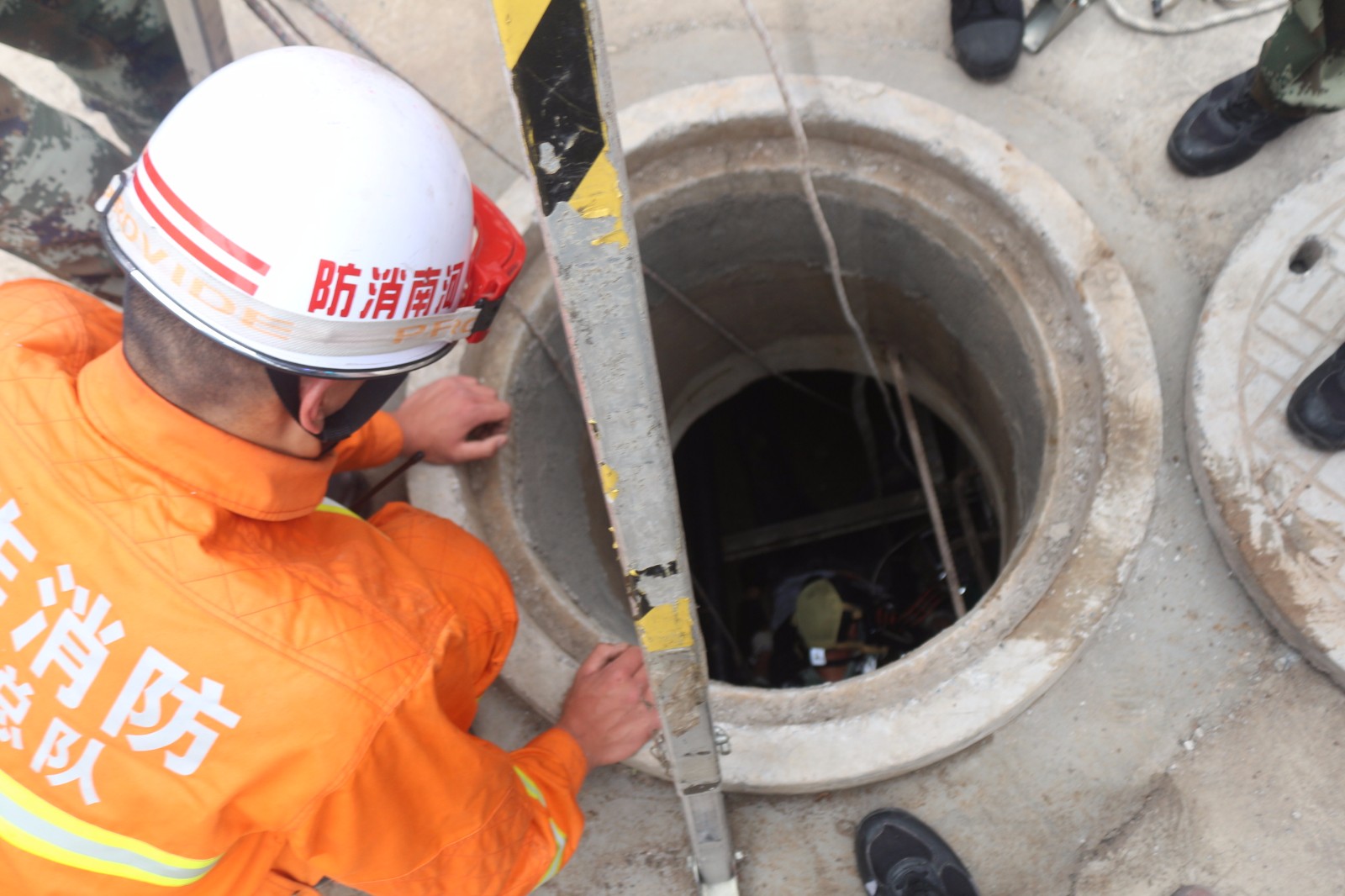 河南焦作三人被困井下消防紧急营救