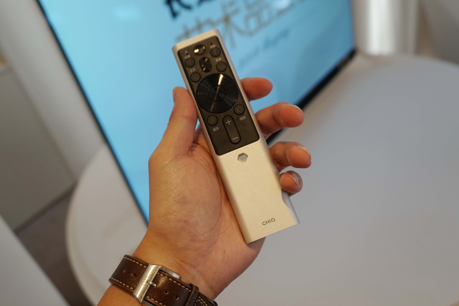 长虹chiq电视q5r体验:零边框悬浮全面屏加持可发光天鹅美背__财经头条