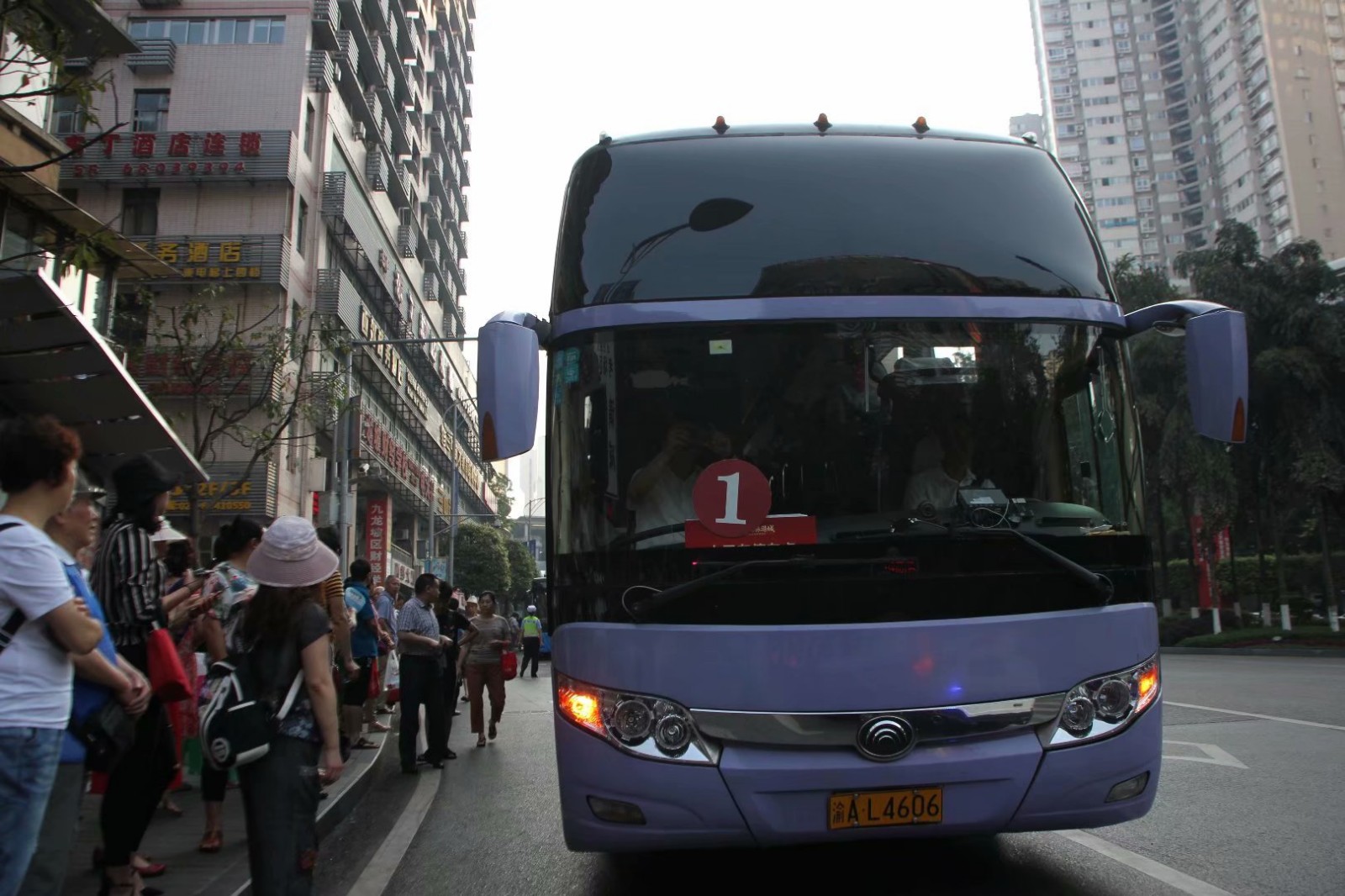 重庆一火锅店老板出钱包下30辆大巴车 免费接送500名考生进出考场