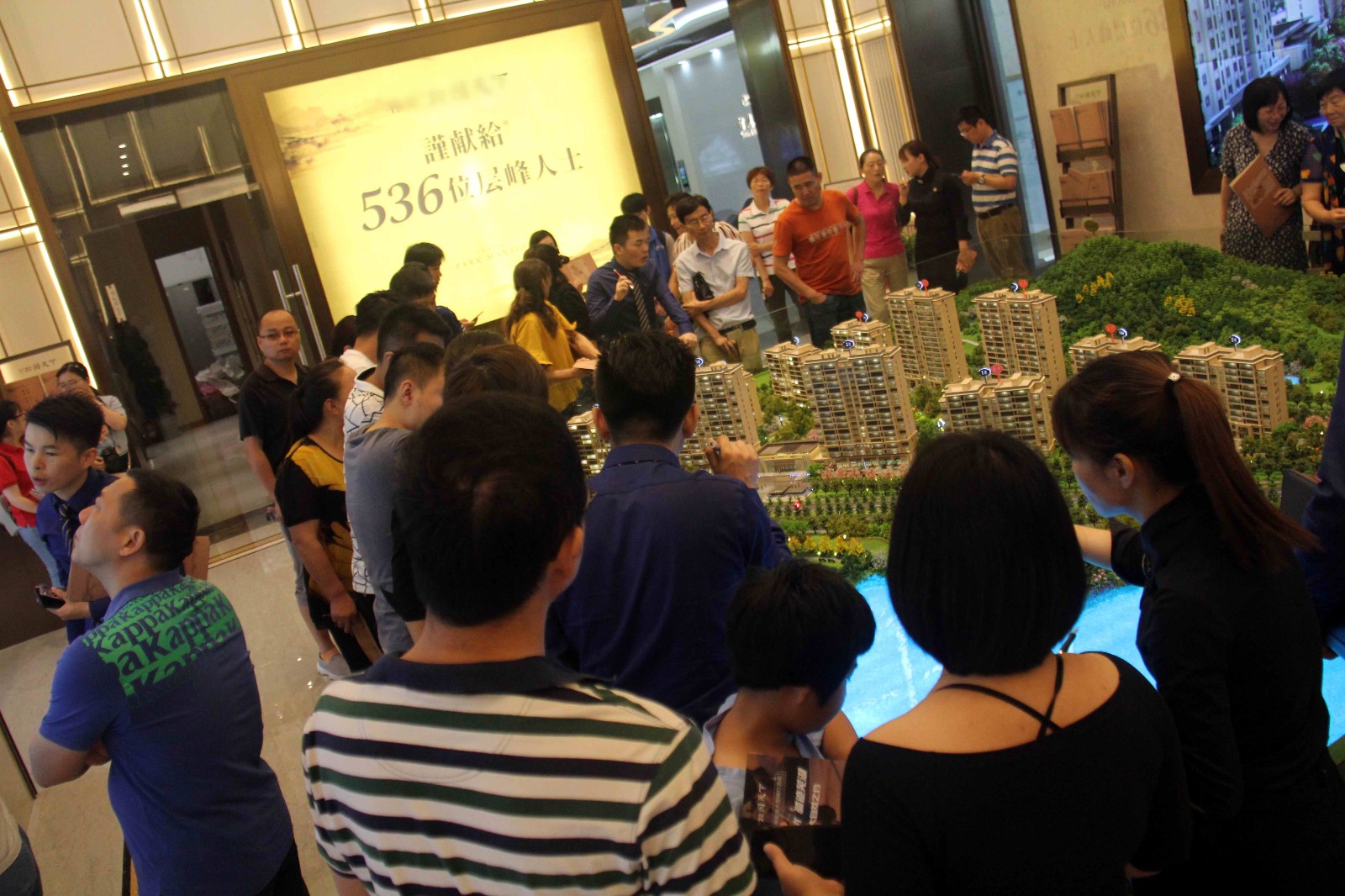 安徽一楼盘营销中心开放,房子还没开卖,现场人气如此火爆了