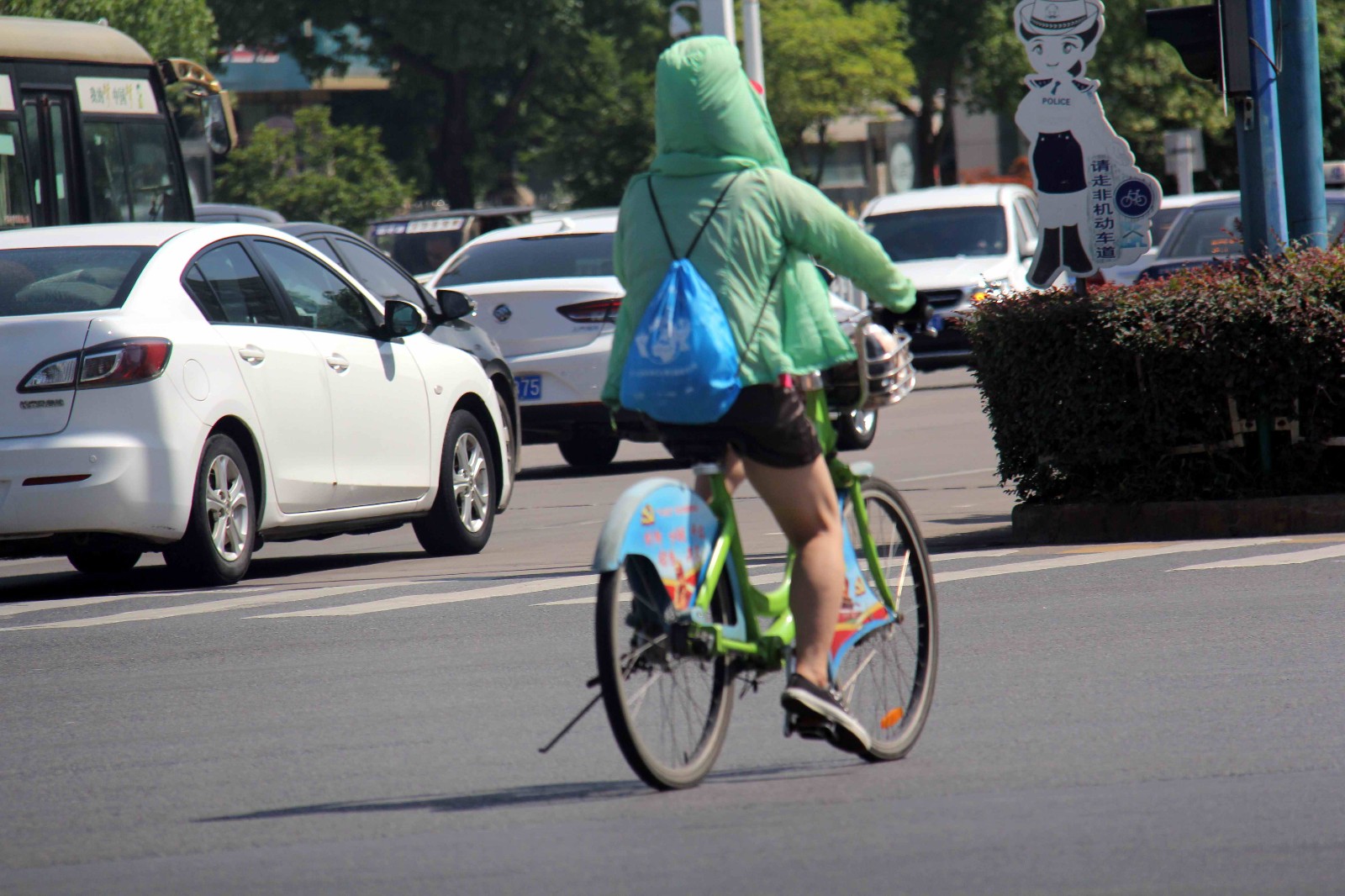高温下马路上的人都穿这样出门,佩服最后一张图片上的那对年青人