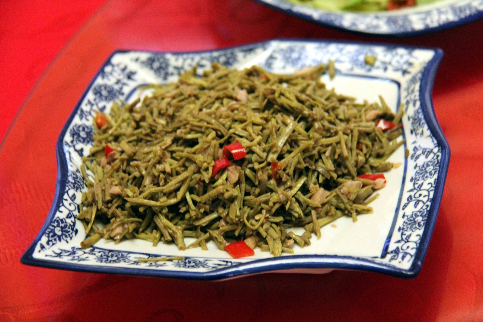 这一盘是我们这儿夏季常见的水生菜,菱角菜,加上蒜泥和红辣椒,清炒一