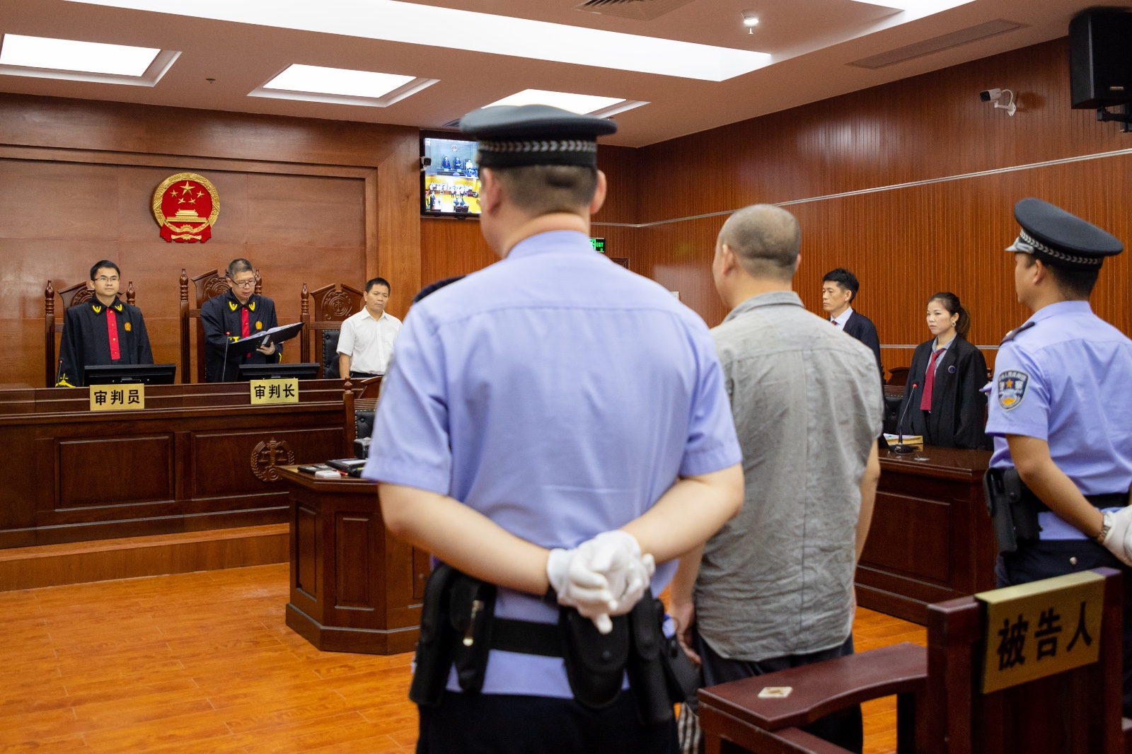 涉恶 受贿136万 惠州一巡警指导员受审获刑