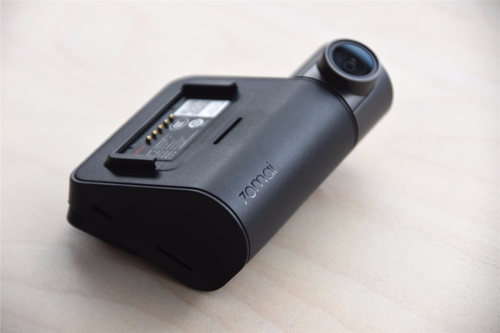 侧面搭载一颗可调角度的摄像头,图像传感器为sony imx