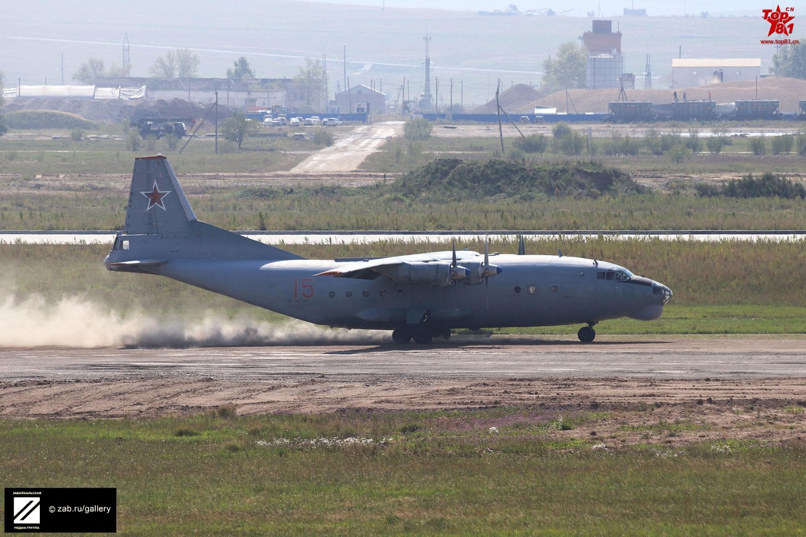 在军事演习中的简易机场起降的俄罗斯军用飞机,有运输机直升机等