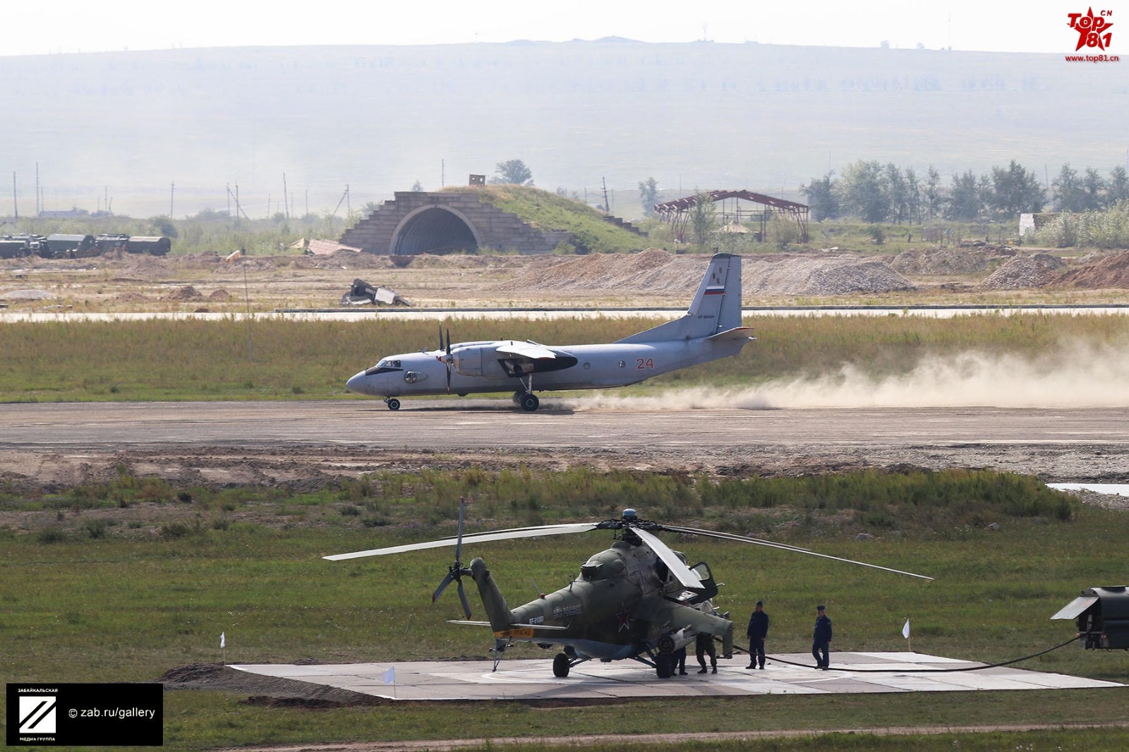 在军事演习中的简易机场起降的俄罗斯军用飞机,有运输机直升机等|军事