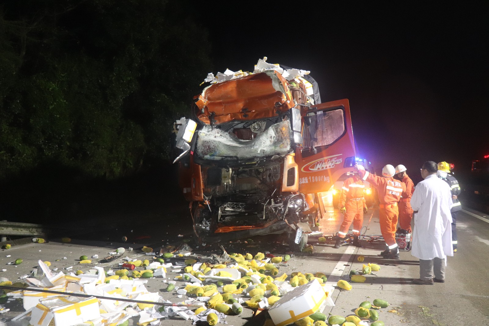 g80广昆高速 道路湿滑致两起事故四车追尾2人伤 消防紧急营救